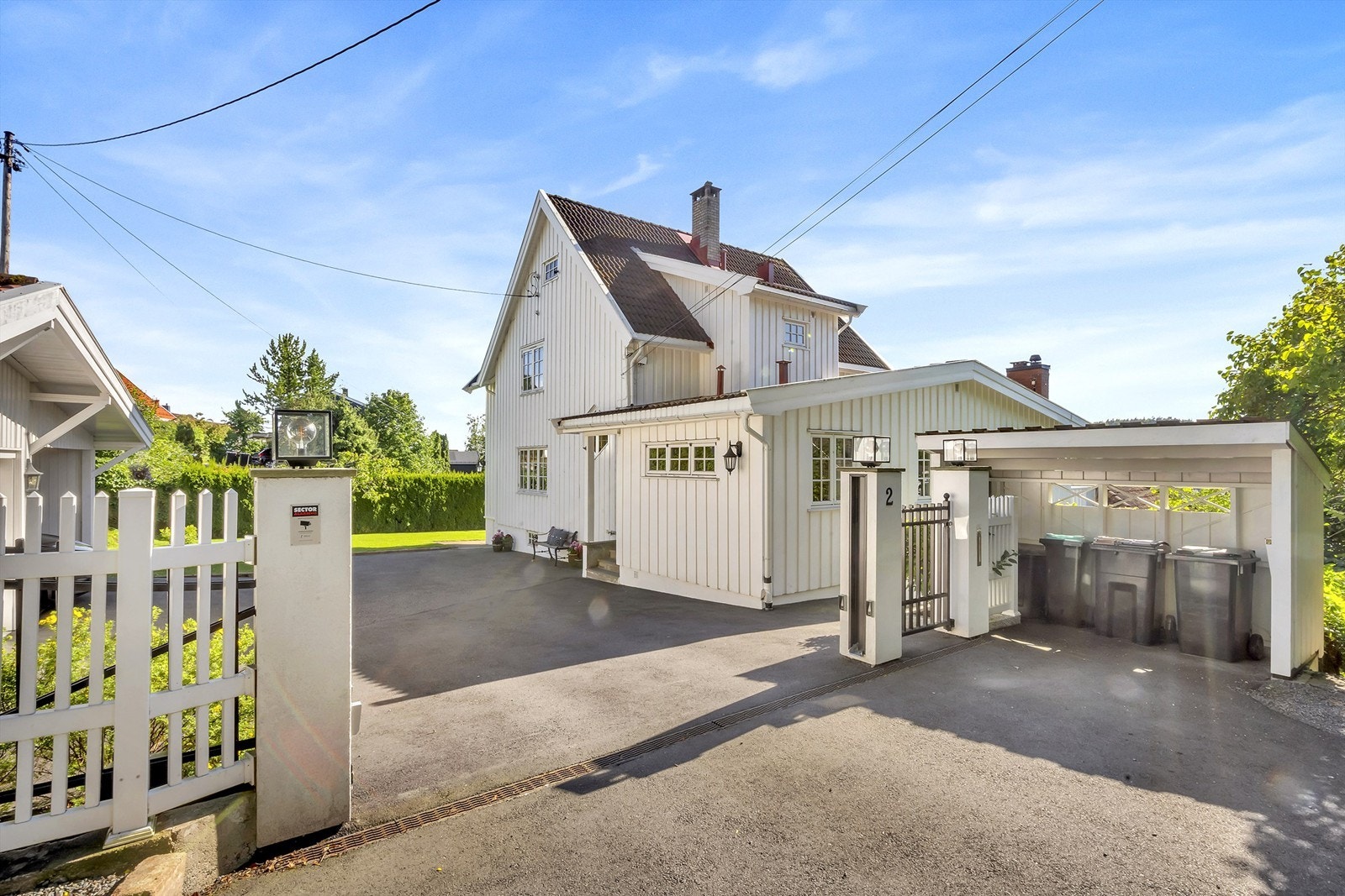 Nyere portstolper med elektronisk skyveport og gjerde fra 2020 Galleribilde