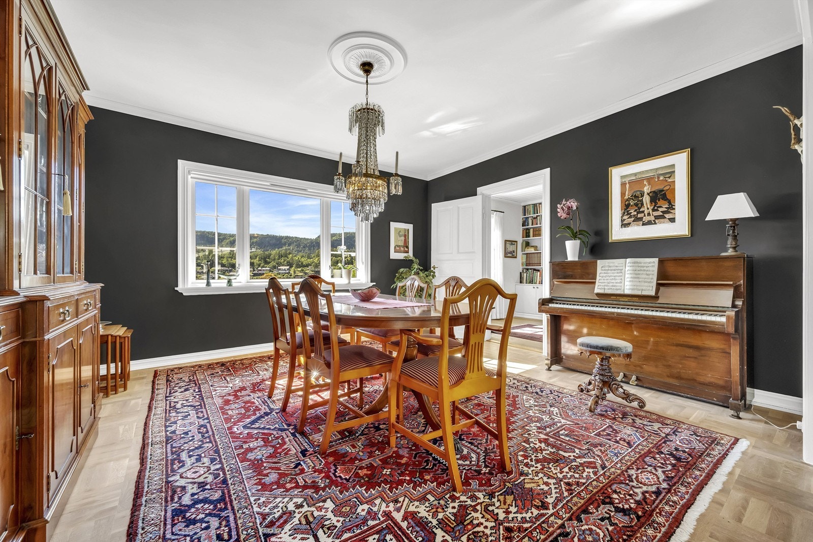 Den stor spisestuen gir god plass til langbord for store selskaper Galleribilde