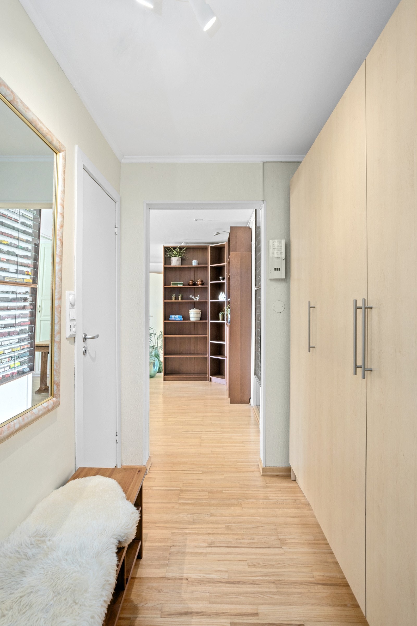 Lys og hyggelig entré med god garderobeplass, som gjør det enkelt å rydde sko og jakker ut av syne Galleribilde