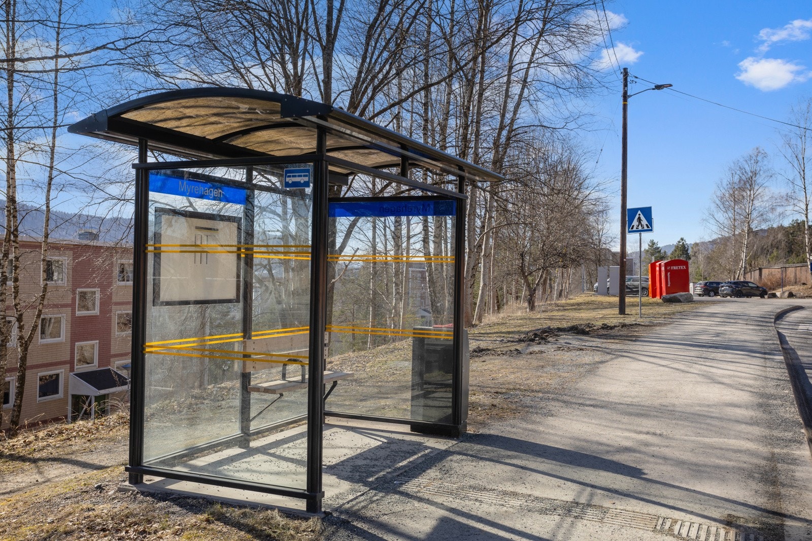 Bussholdeplassen ligger rett ovenfor leiligheten, via en trapp fra hovedinngangen Galleribilde