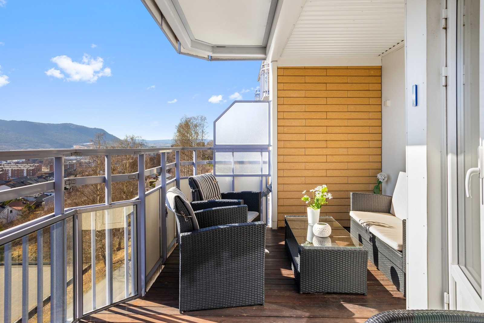 Her er det god plass til for eksempel en loungegruppe, utemøblement og grill Galleribilde