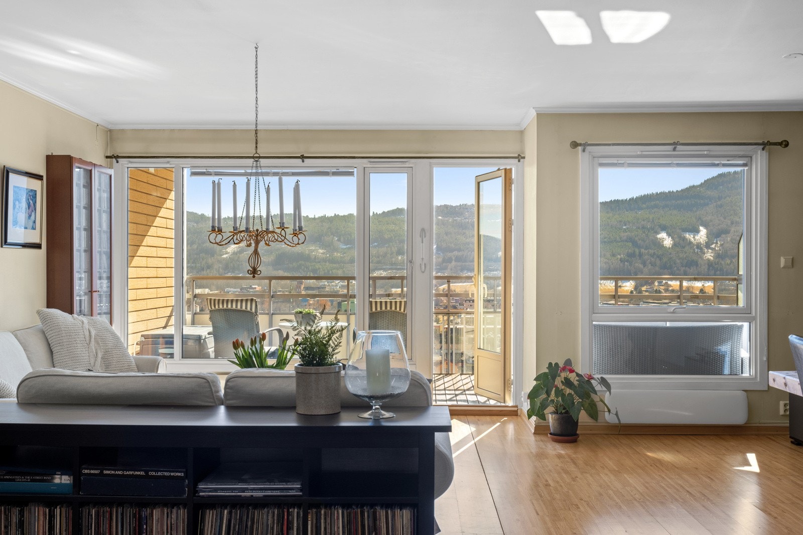 Naturlig lys strømmer inn rikelig fra store vindusflater. Utgang fra stuen til balkongen Galleribilde