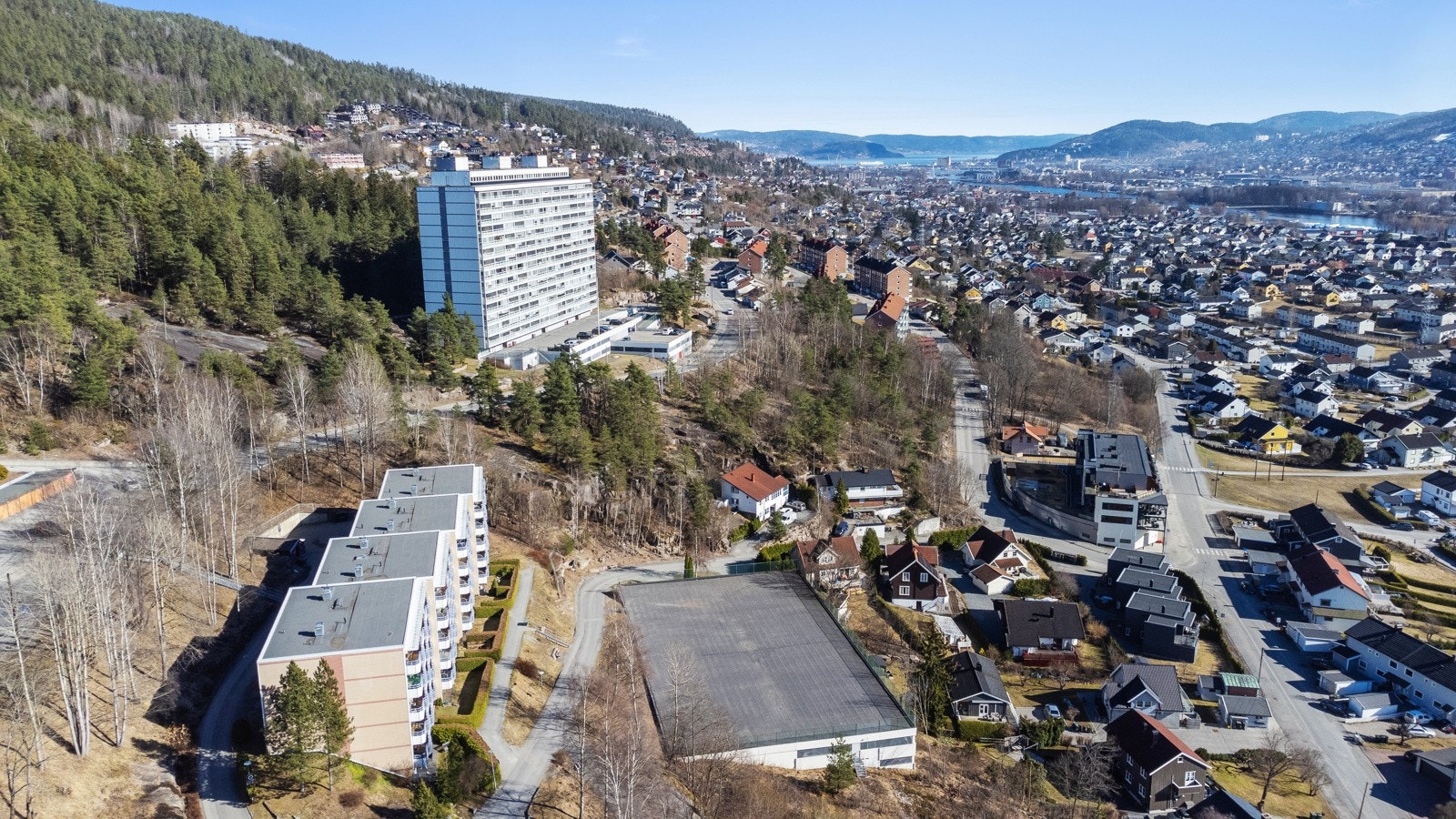 Myrehagen 18 ligger sentralt og fint til i høyden på Åssiden med svært gode solforhold. Populært område med nærhet til skoler, barnehager, offentlig kommunikasjon, samt et rikt utvalg av fasiliteter og servicetilbud Galleribilde