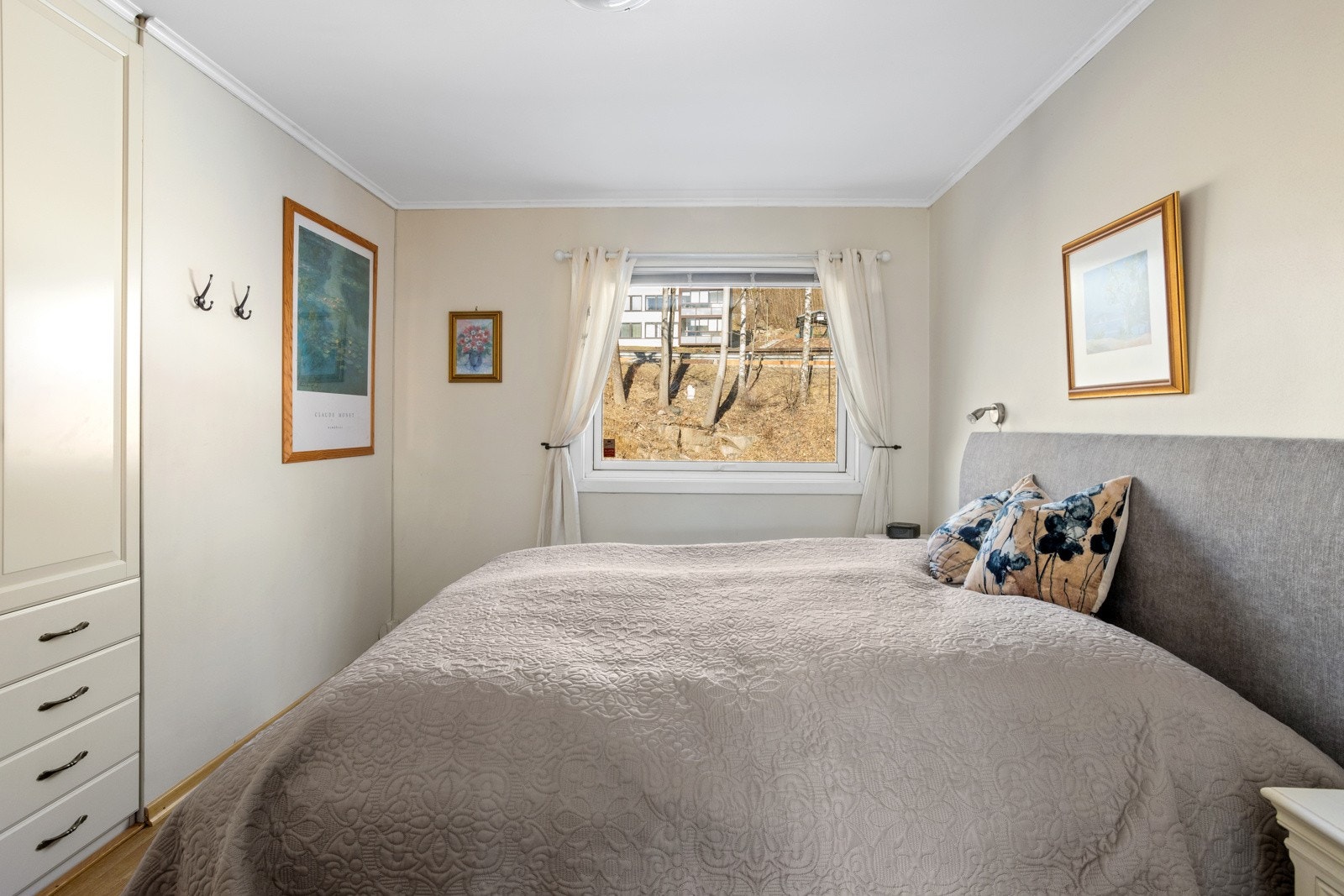 Romslig hovedsoverom med god plasss til dobbeltseng, nattbord og tilhørende møblement Galleribilde