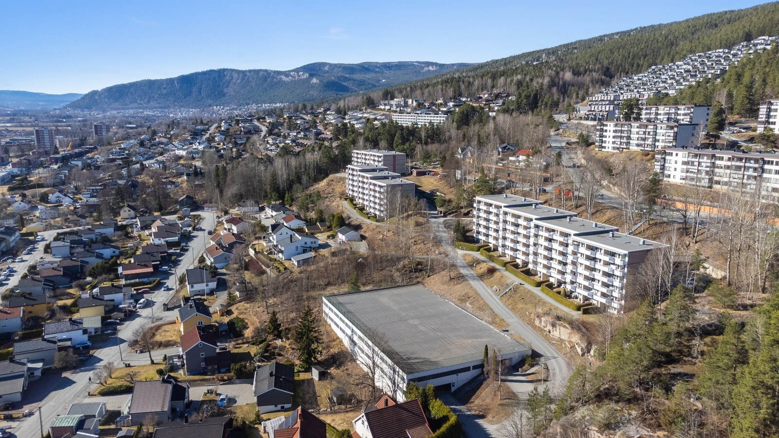 Garasjeanlegget ligger foran boligbygget Galleribilde