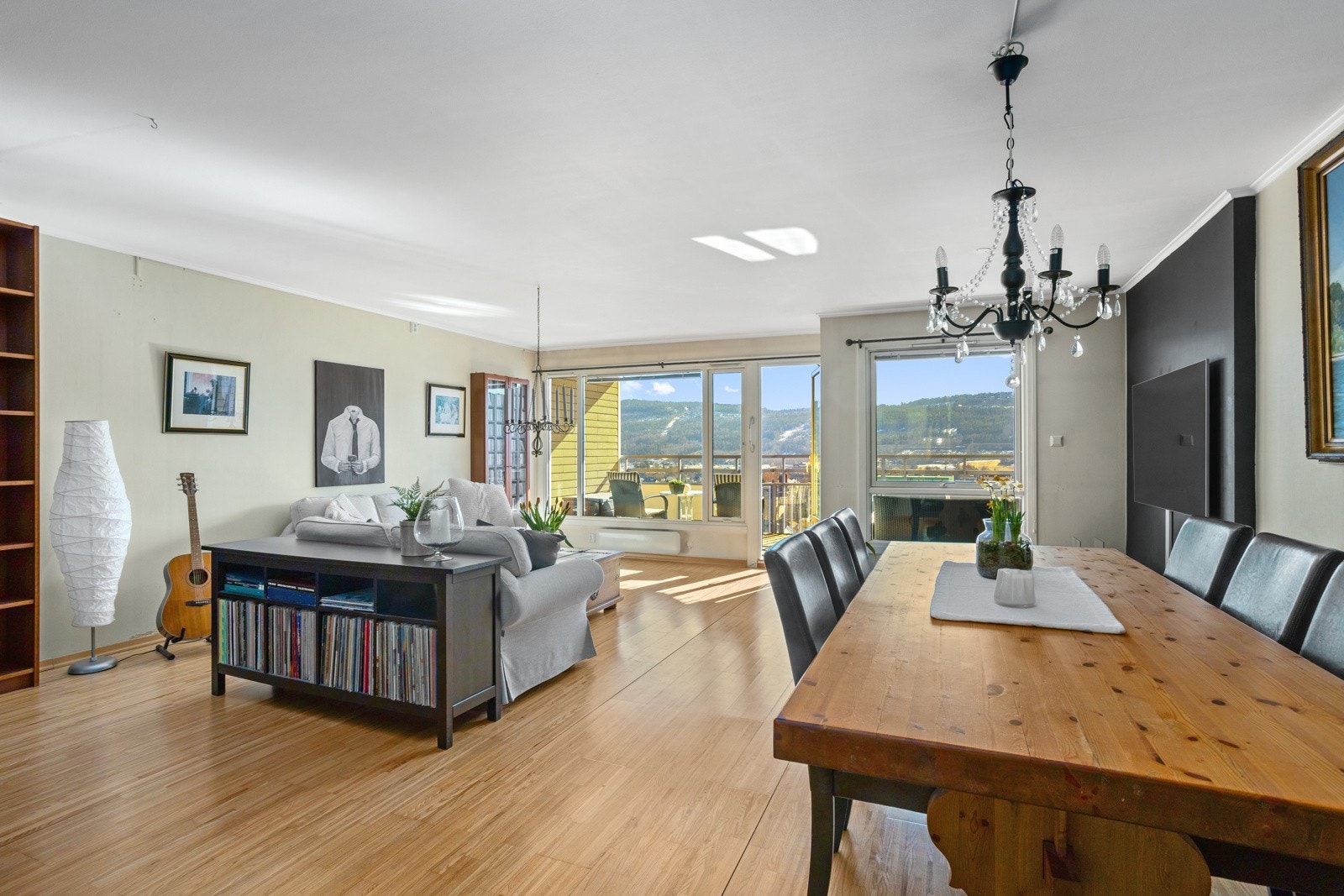 Leiligheten har en romslig og luftig stue. Opprinnelig var det tredje soverommet tegnet inn her til høyre for utgang til balkog Galleribilde