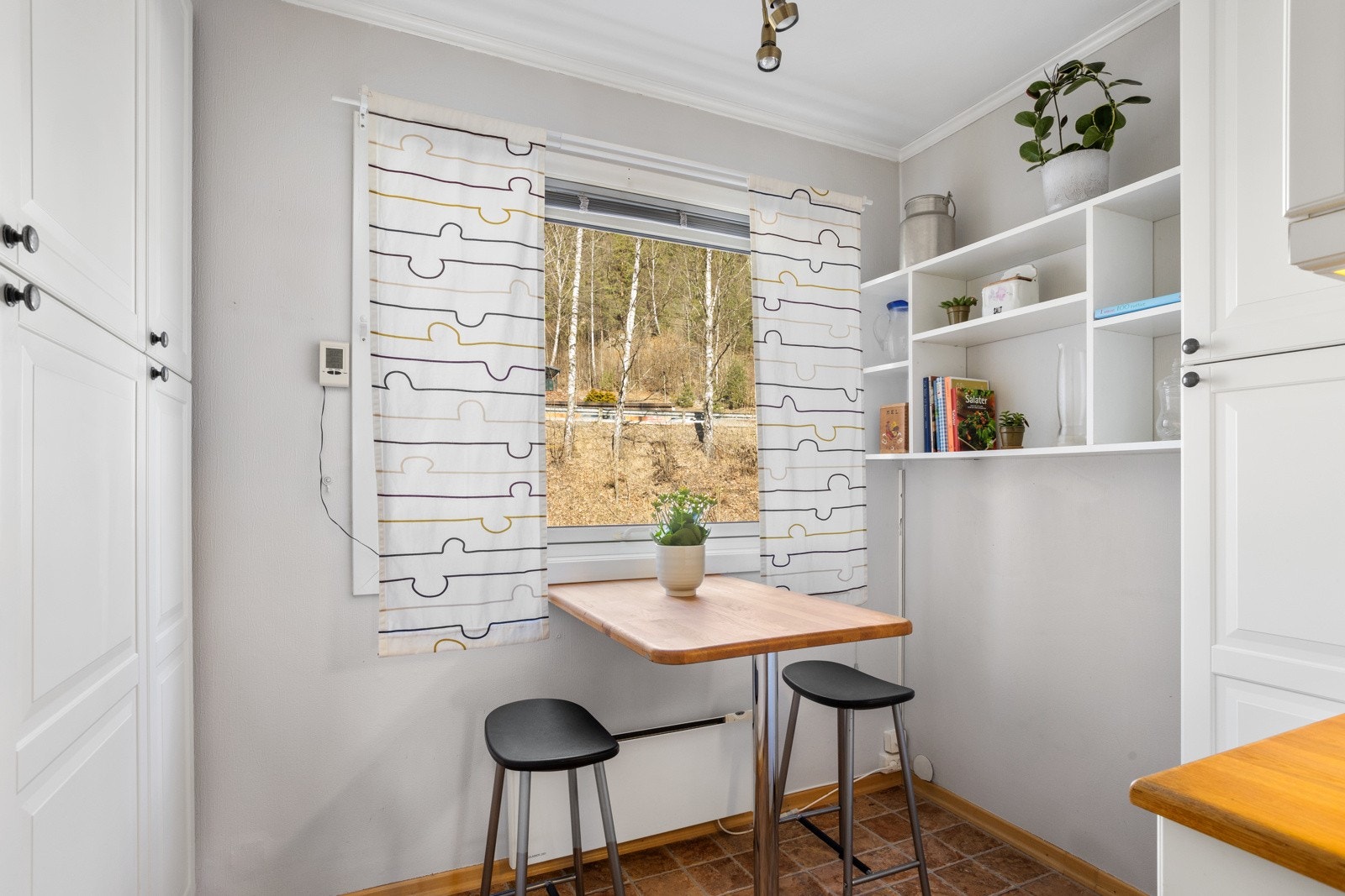 Hyggelig spiseplass på kjøkkenet foran vinduet Galleribilde