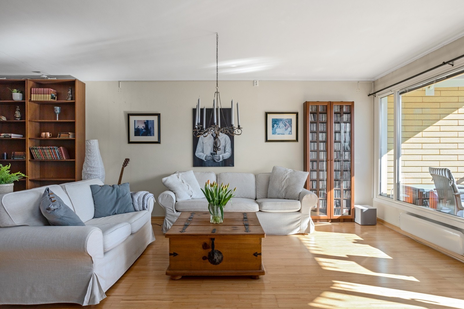 Gulvflatene er lagt med parkett i stuen og vegg/himling er i malte flater Galleribilde