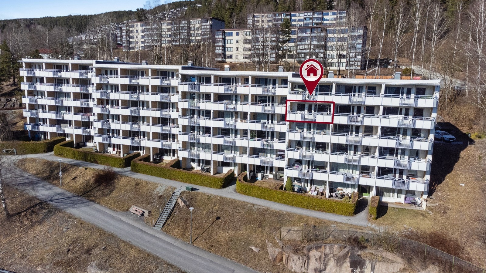 Flott internbeliggenhet i høyden. Adkomst fra midten av leilighetsbygget fra inngangspartiet i bakkant av bygget Galleribilde