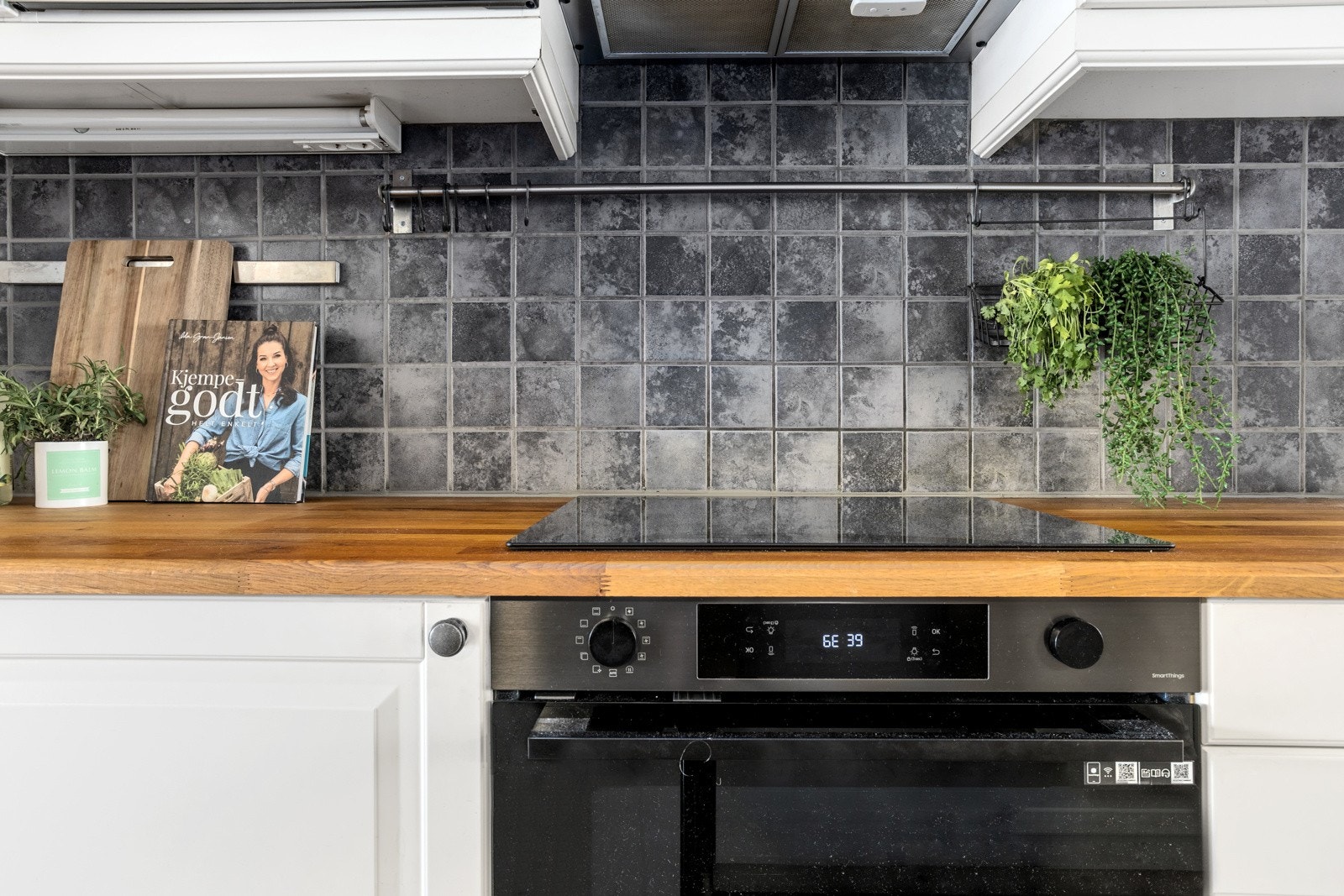 Pent flislagt mellom under- og overskapene Galleribilde