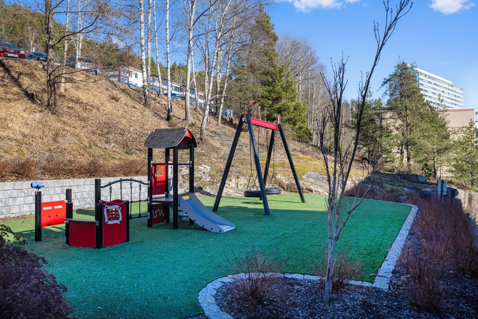 Opparbeidet lekeplass i nyere tid på borettslagets tomt Galleribilde