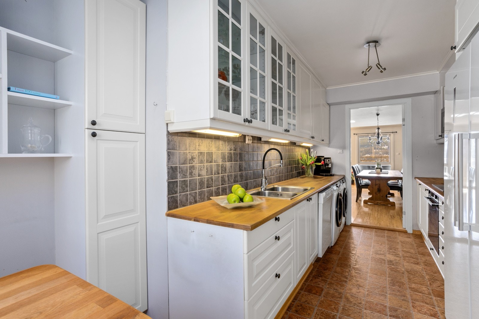 Kjøkkenet har integrert stekeovn og platetopp. For øvrig frittstående oppvaskmaskin, kjøleskap og fryseskap Galleribilde