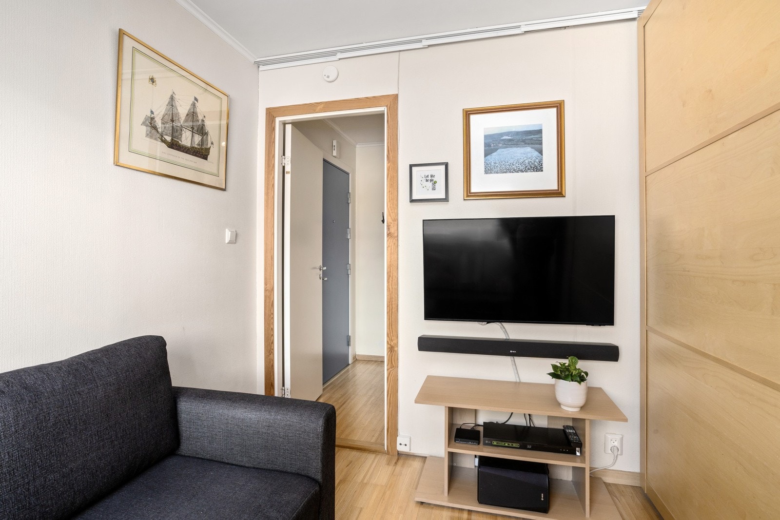 I dette rommet er det montert inn skyvedørsgarderobe Galleribilde