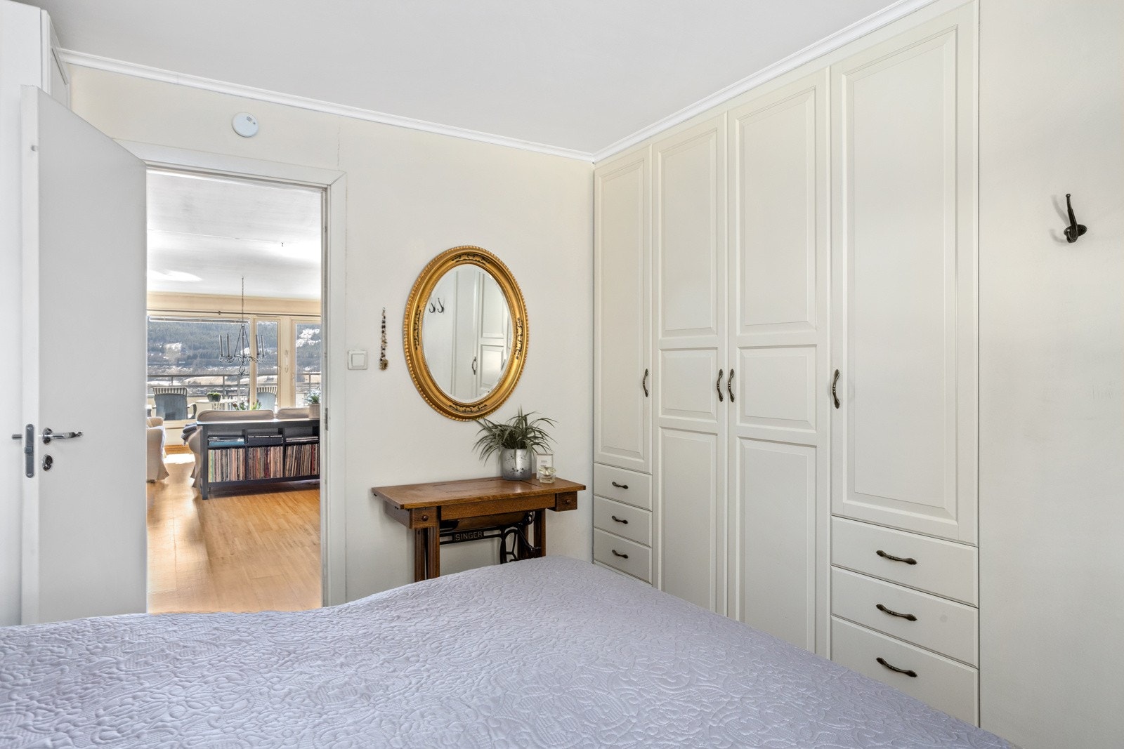 Plassbygget stor garderobeinnredning Galleribilde