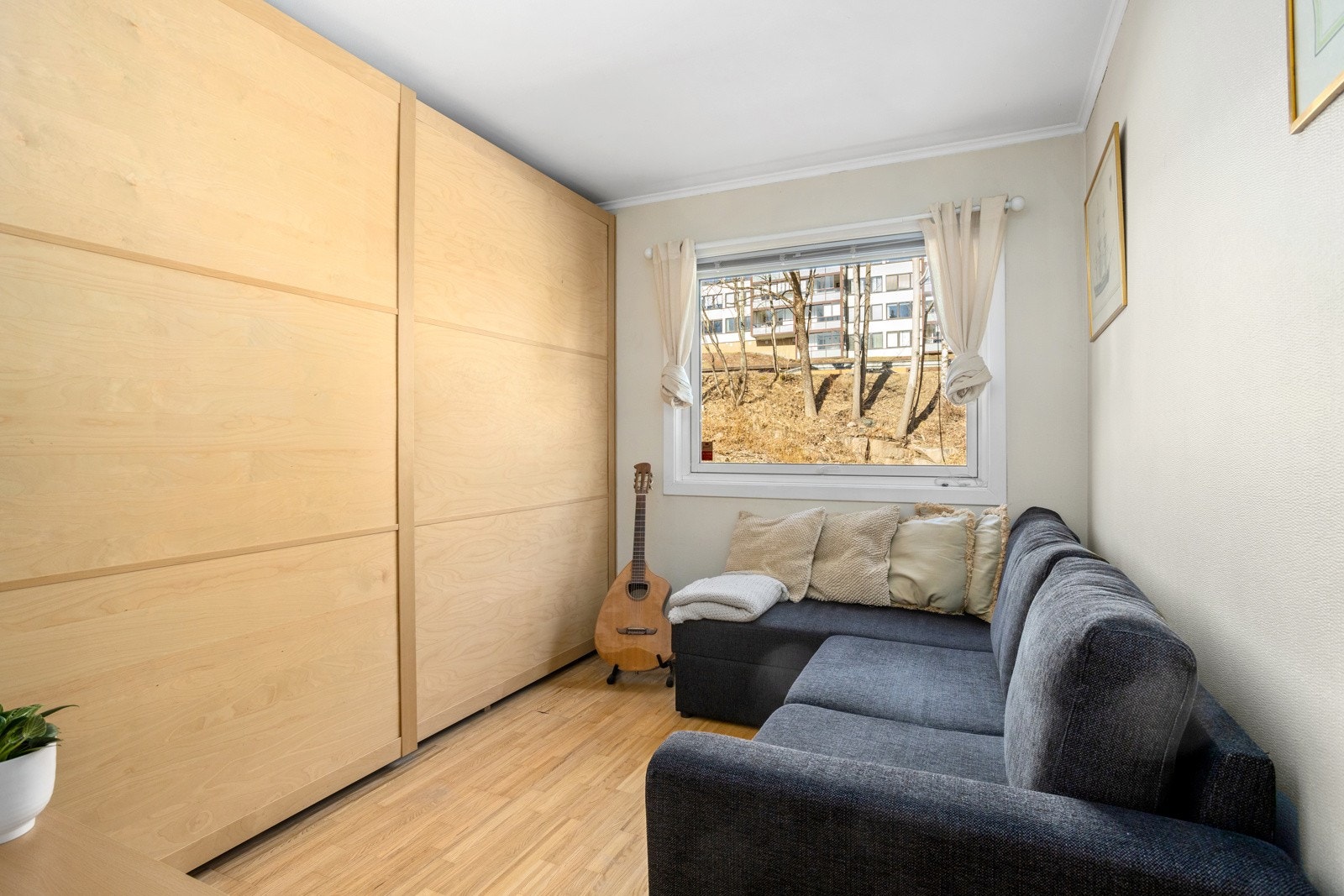 Soverom nummer to er av noe mindre størrelse, men passer ypperlig til eksempelvis et ekstra soverom, barnerom eller gjesterom Galleribilde