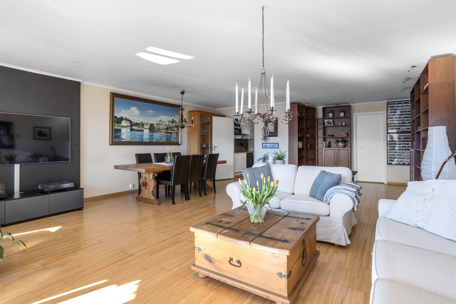 Kjøkkenet ligger praktisk til innenfor spisestuen Galleribilde