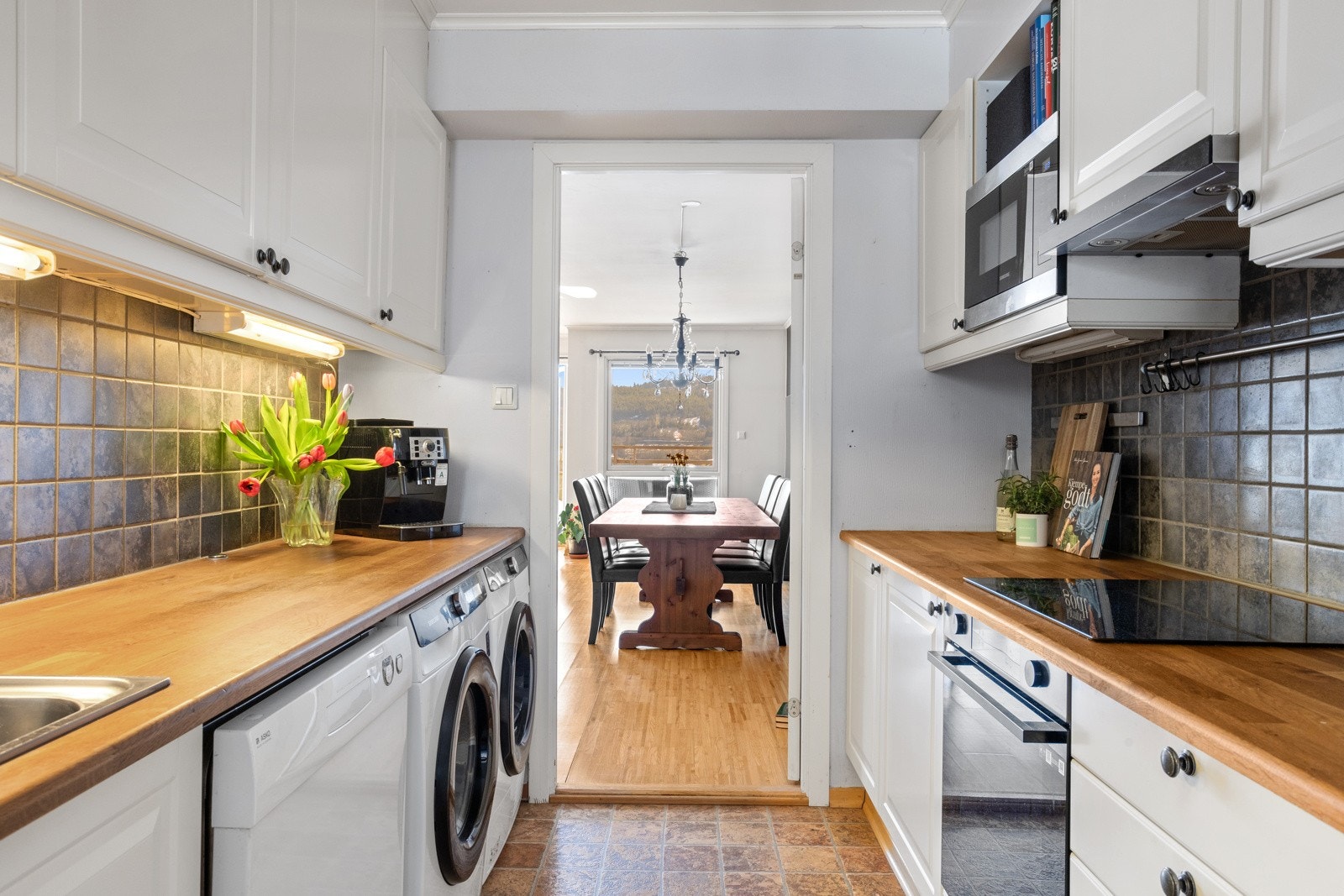 Det er montert benkeskapsbelysning og stikkontakter over kjøkkenbenk. Fuktsensor til automatisk vannstopper synlig under oppvaskkum Galleribilde