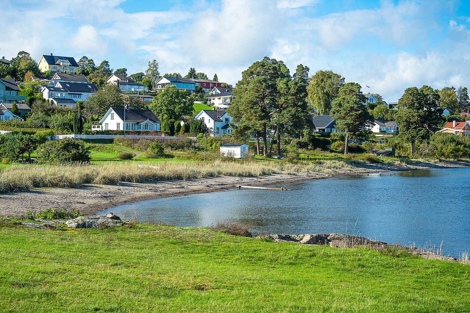 Feskjær friområde med en stor gresslette for lek og moro og med badebrygge Galleribilde