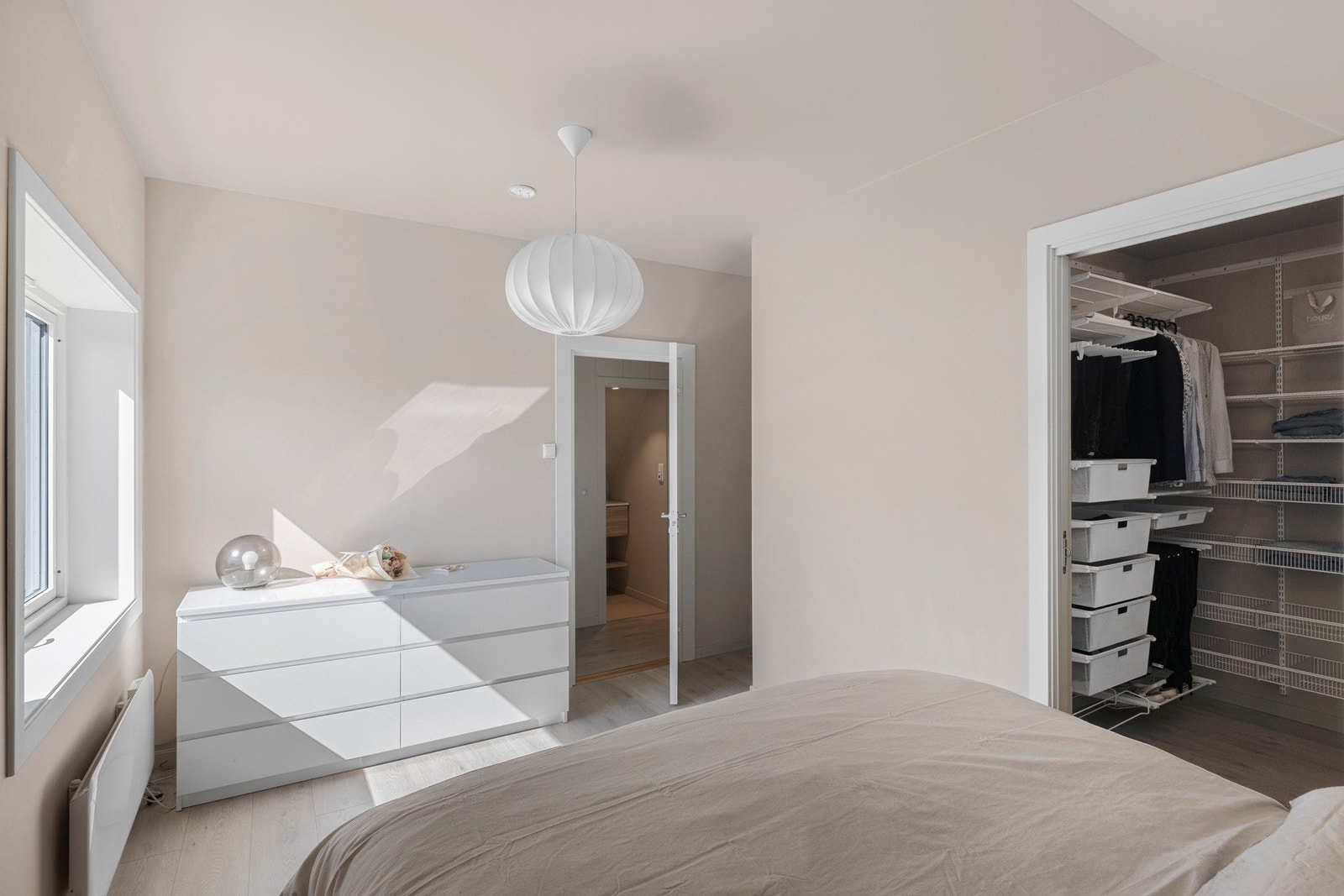God plass til oppbevaring i ønskelig møblement, men også i en stor walk-in! Galleribilde