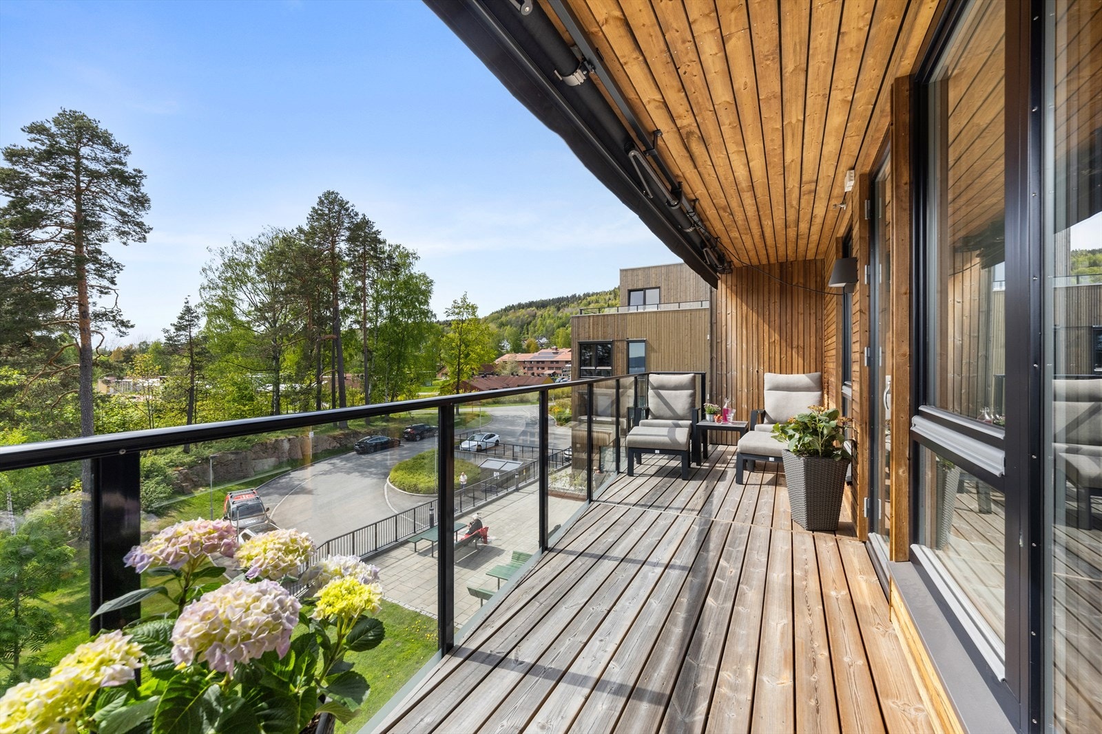 Det er også montert markise på terrassen for ekstra solskjerming Galleribilde
