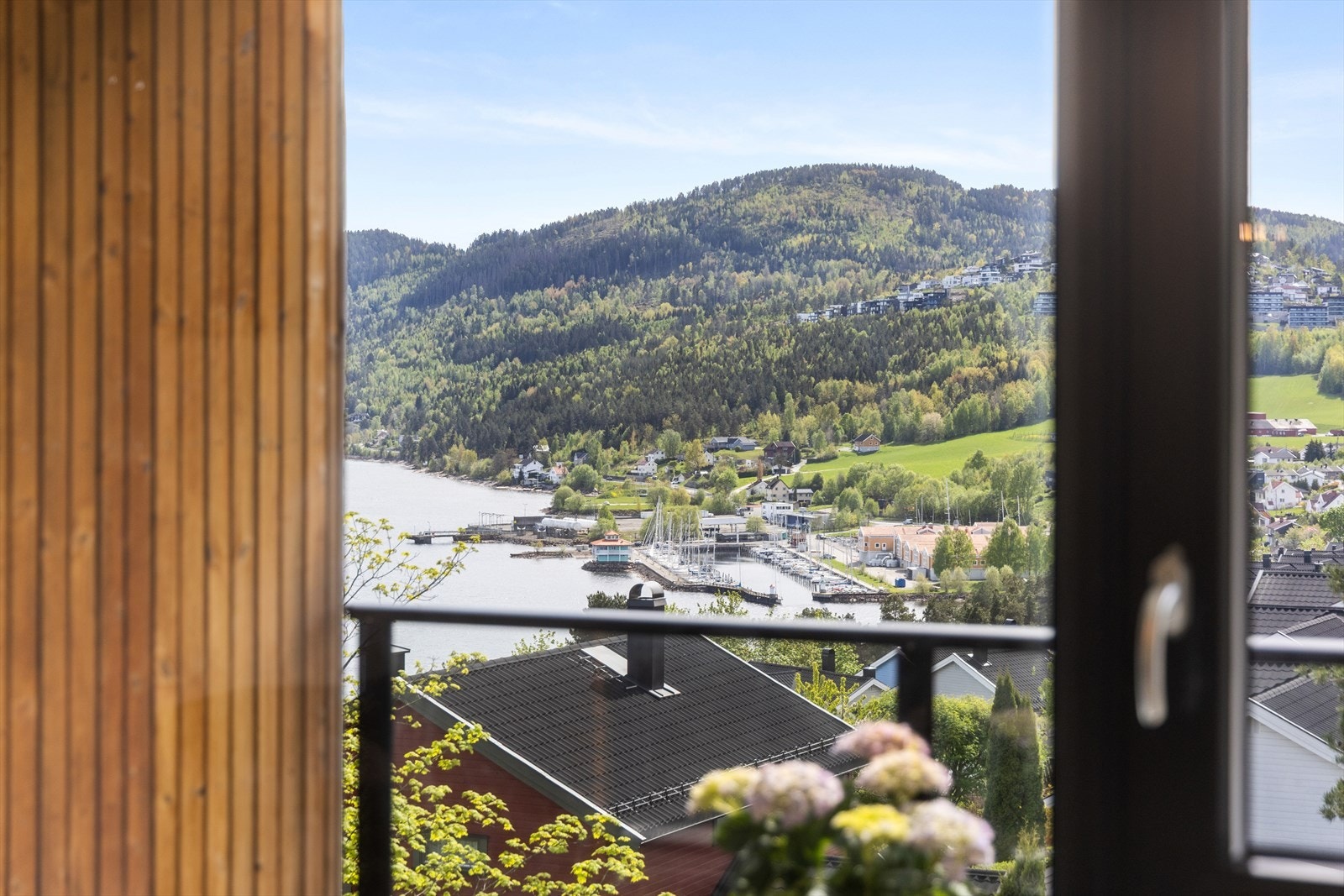 Her ser man både utover mot fjorden, seilforeningen, Kniveåsen og Røysjømarka - Vardåsen rett frem er et yndet turmål i nærområdet Galleribilde