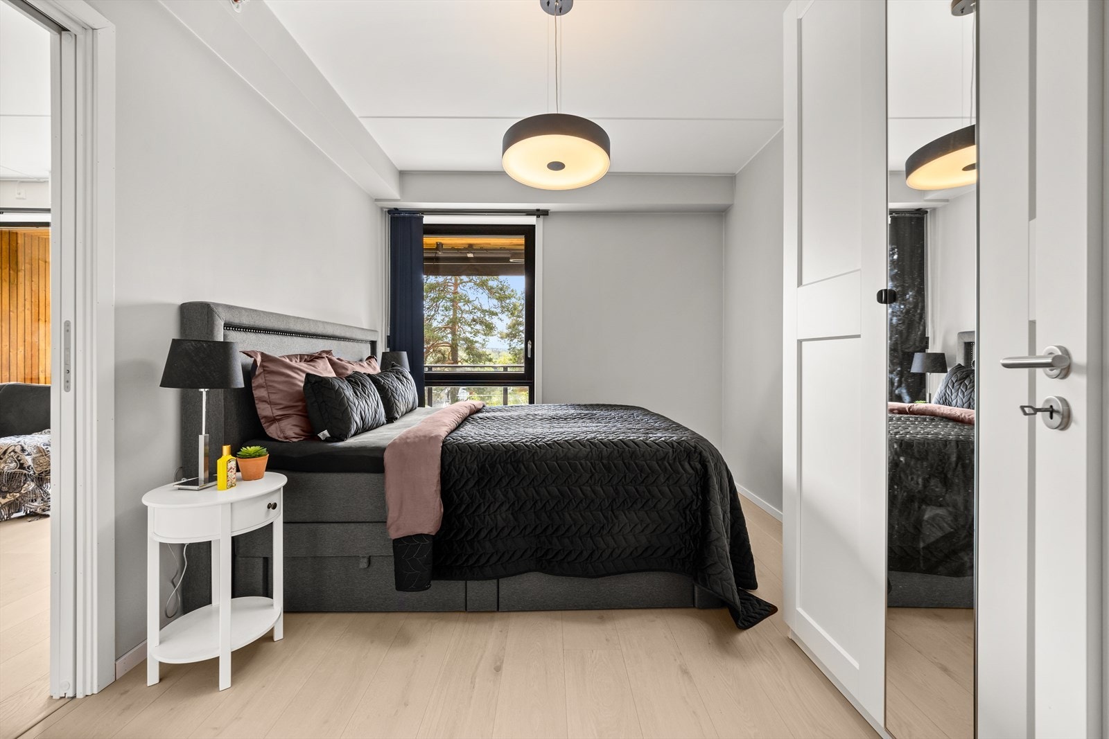 Fra stuen er det adkomst inn til hovedsoverom med garderobe og eget bad Galleribilde
