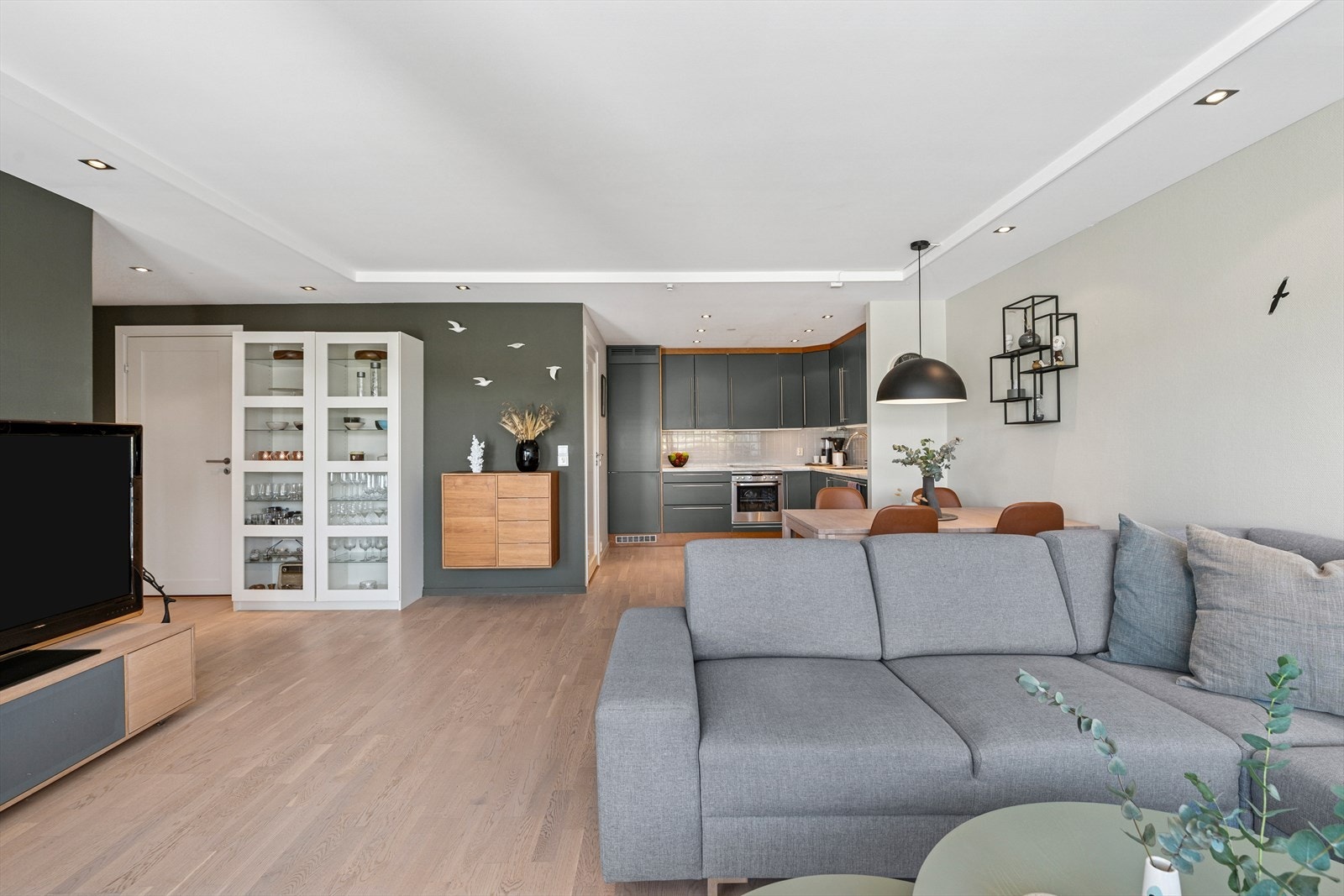 Kjøkkenet har en åpen løsning mot stuen, noe som skaper en luftig og sosial atmosfære. Galleribilde