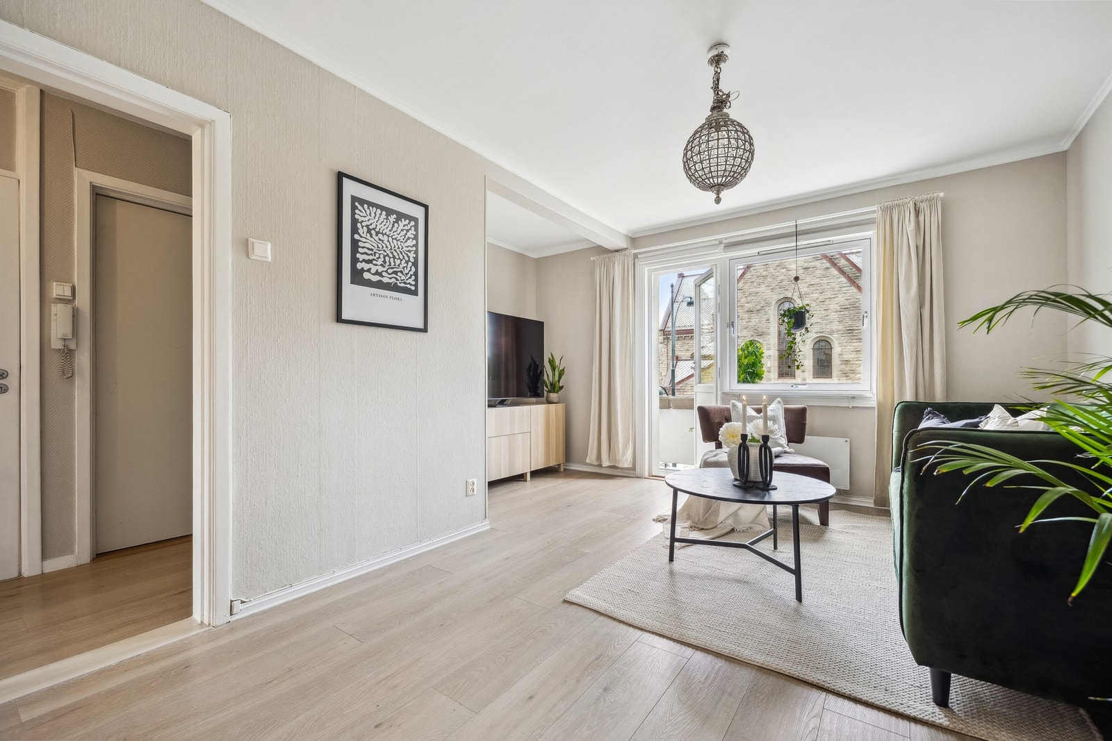 Fra stuen er det direkte utgang til balkongen, som gir flott utsikt og gode solforhold store deler av dagen. Galleribilde