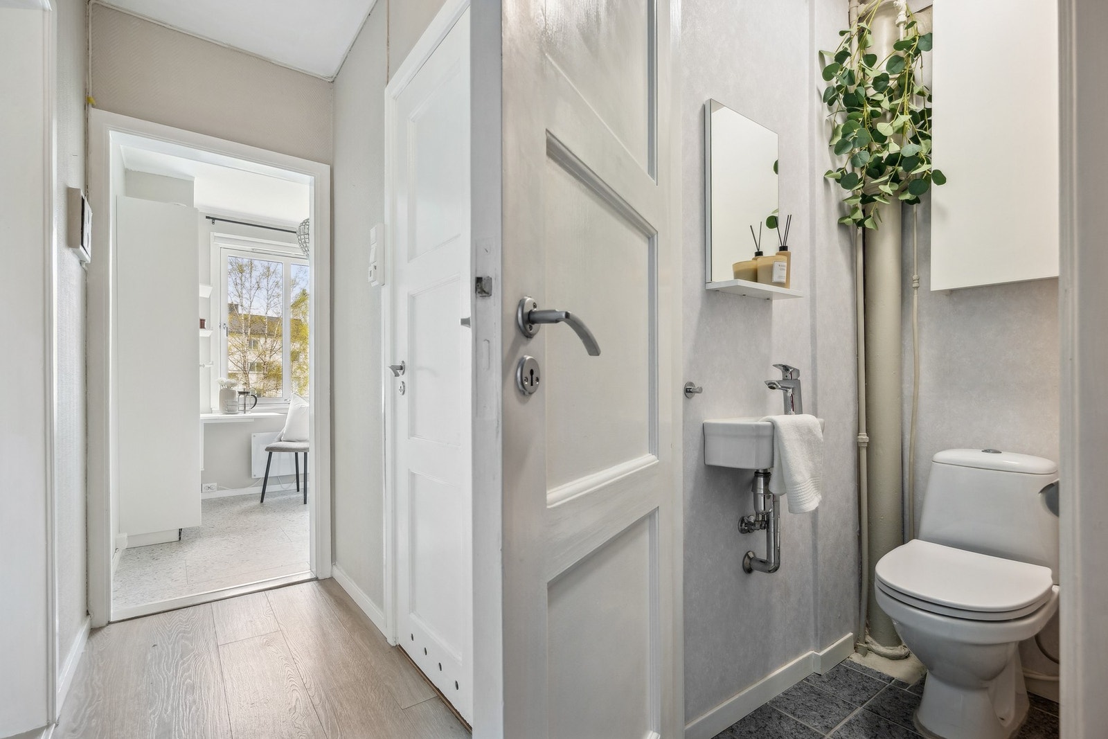 Leiligheten har separat toalettrom og bad, noe som gir økt funksjonalitet i hverdagen. Galleribilde