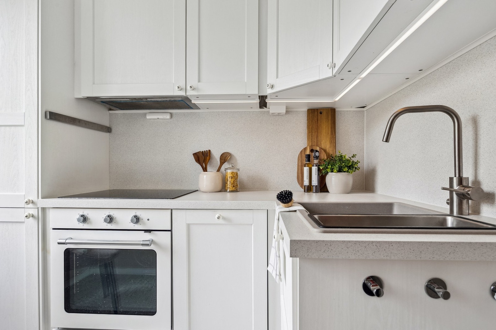 Kjøkkenet er utstyrt med integrert stekeovn, platetopp, oppvaskmaskin og kjøleskap med fryser. Galleribilde