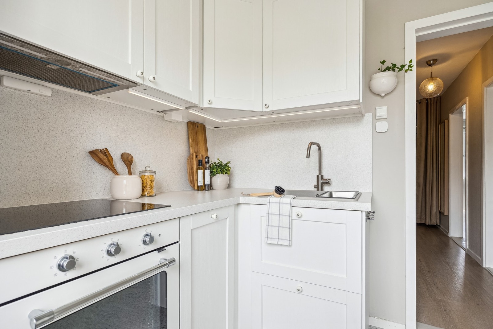 Kjøkkenet har en effektiv arealutnyttelse, med rikelig plass til oppbevaring og arbeidsflater. Galleribilde