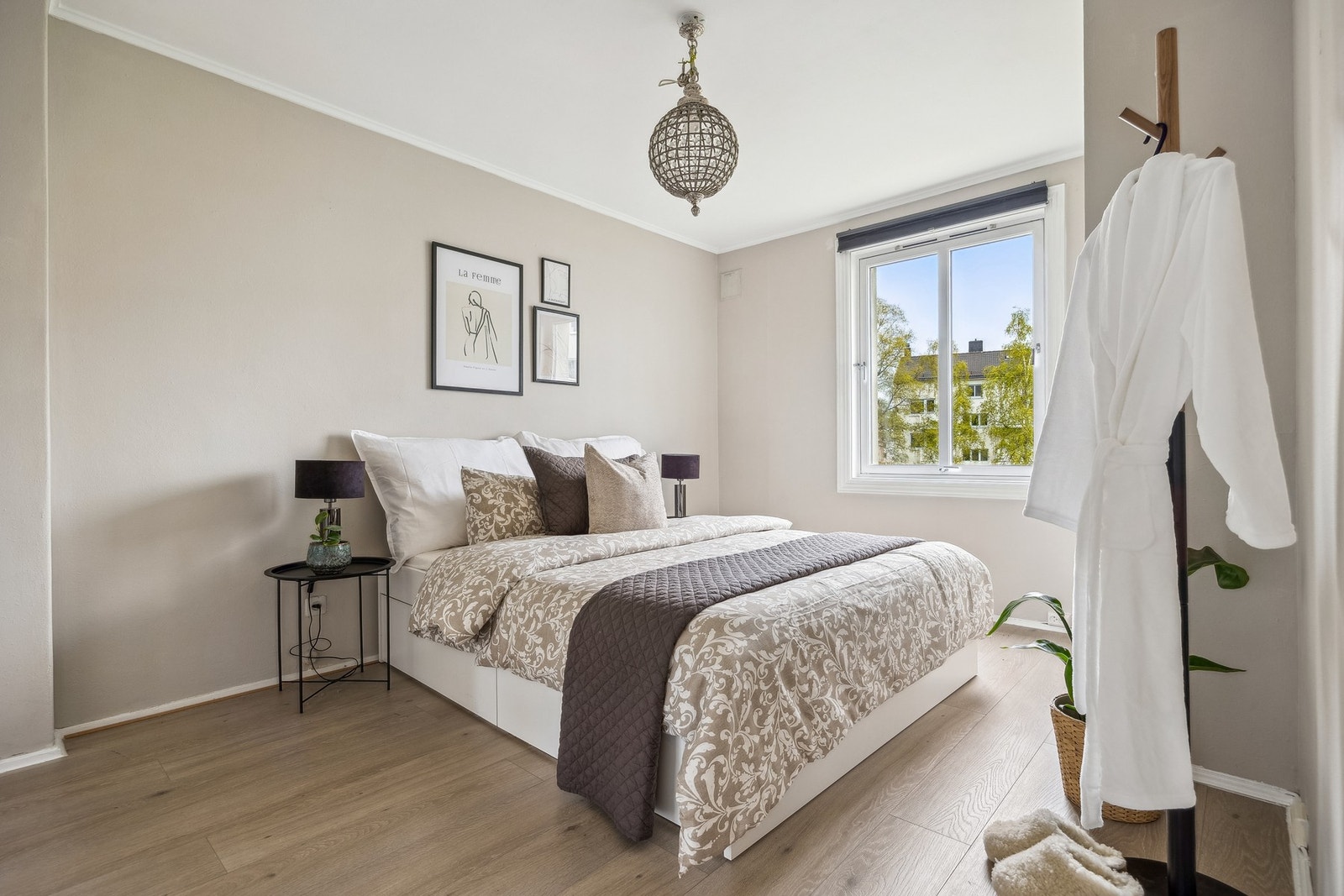 Her har du god plass til ønsket sengestørrelse, garderobeløsninger og personlig innredning - perfekt for å skape en rolig og komfortabel sone. Galleribilde