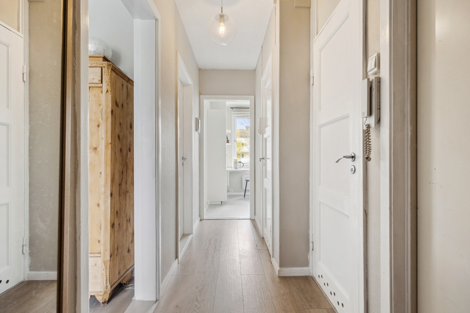 Nytt Pergo laminatgulv i stue, gang og soverom fra 2022. Galleribilde