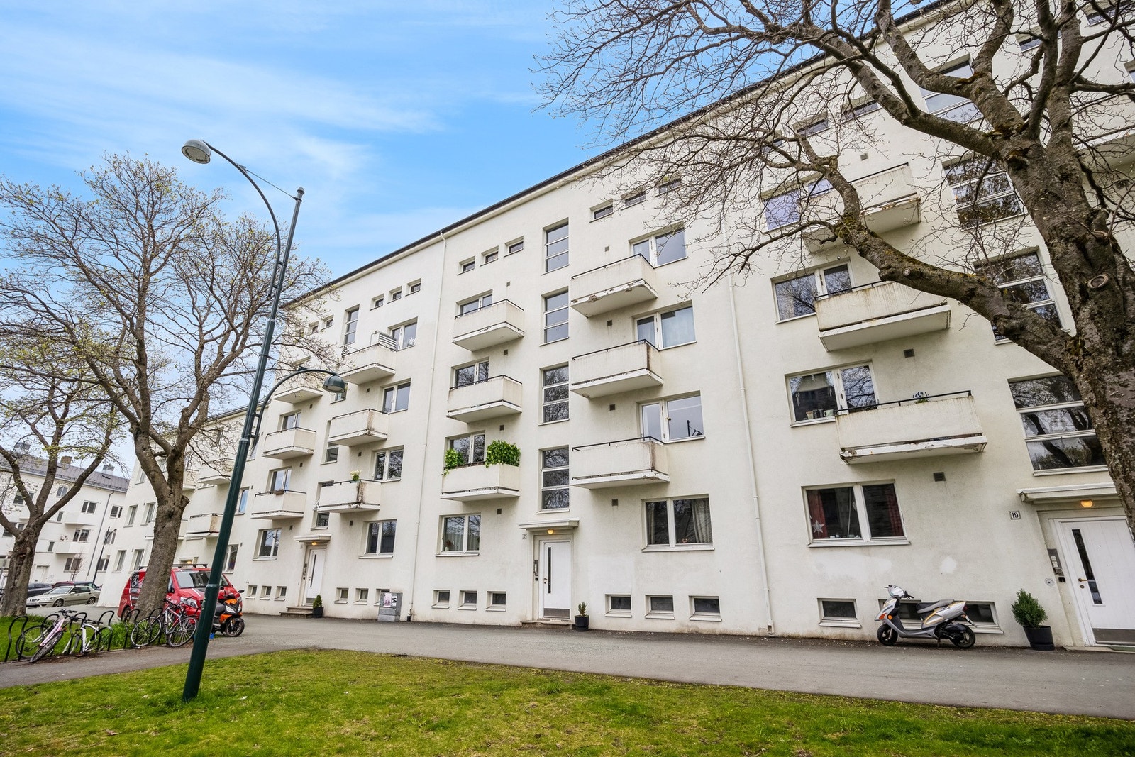 Leiligheten tilbyr en attraktiv kombinasjon av sentral beliggenhet og rolig bomiljø - et ideelt utgangspunkt for studenter, pendlere og barnefamilier som ønsker nærhet til både byliv og rekreasjonsområder. Galleribilde