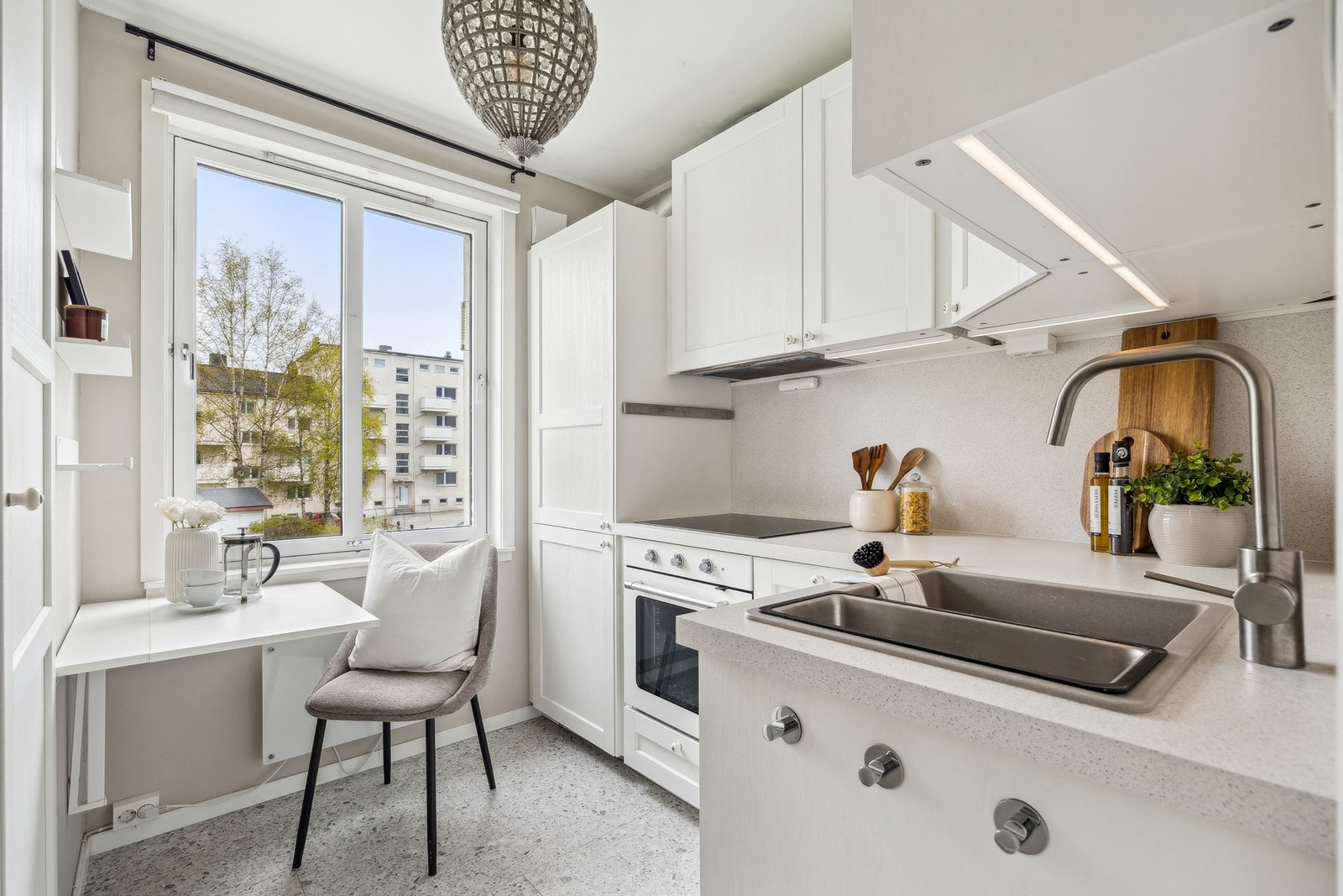 Moderne og lyst kjøkken fra 2022, med elegante profilerte fronter som gir et tidløst uttrykk. Galleribilde