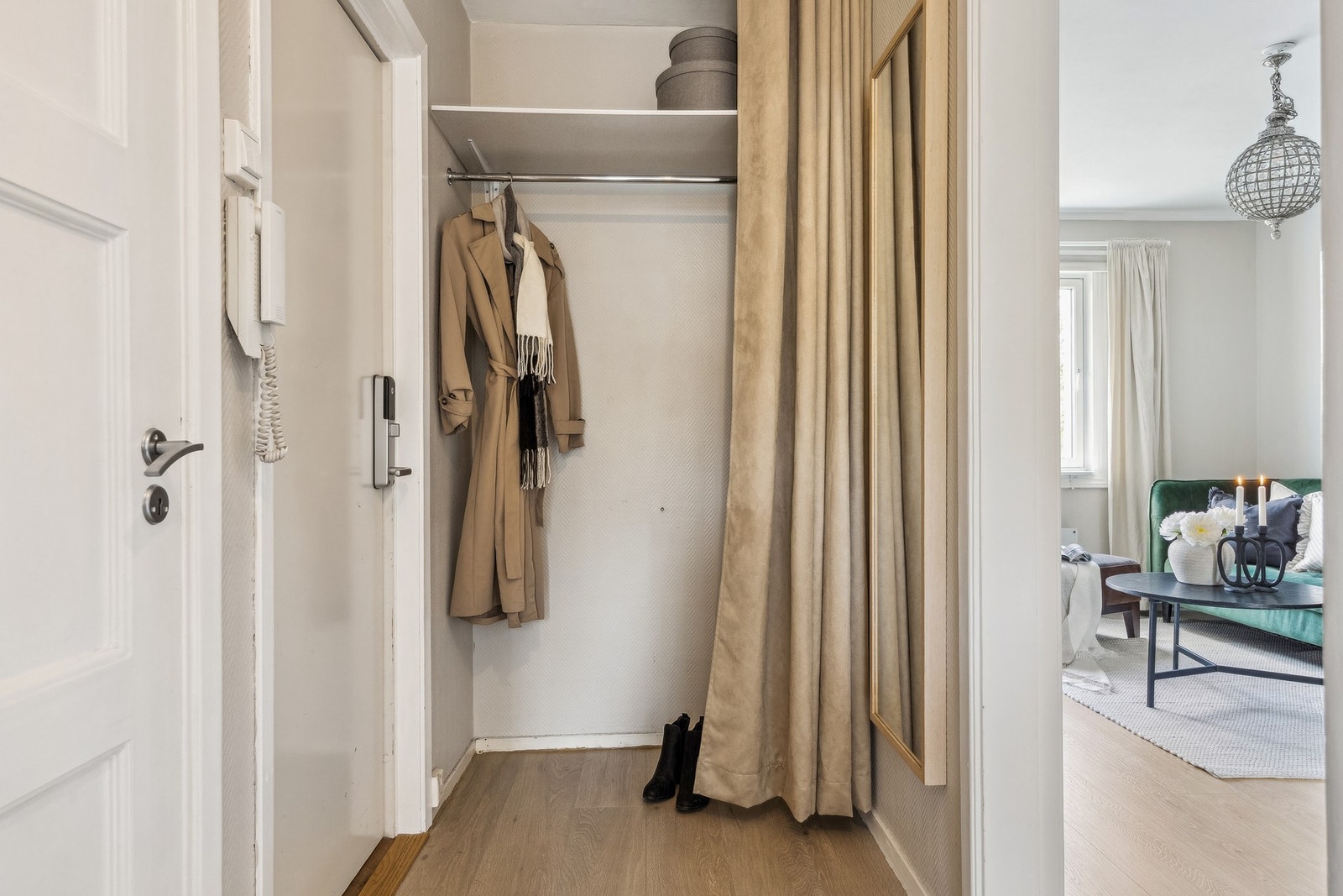 Entréen har en praktisk løsning for oppheng av både klær og sko, som gir god plass til organisering. Galleribilde