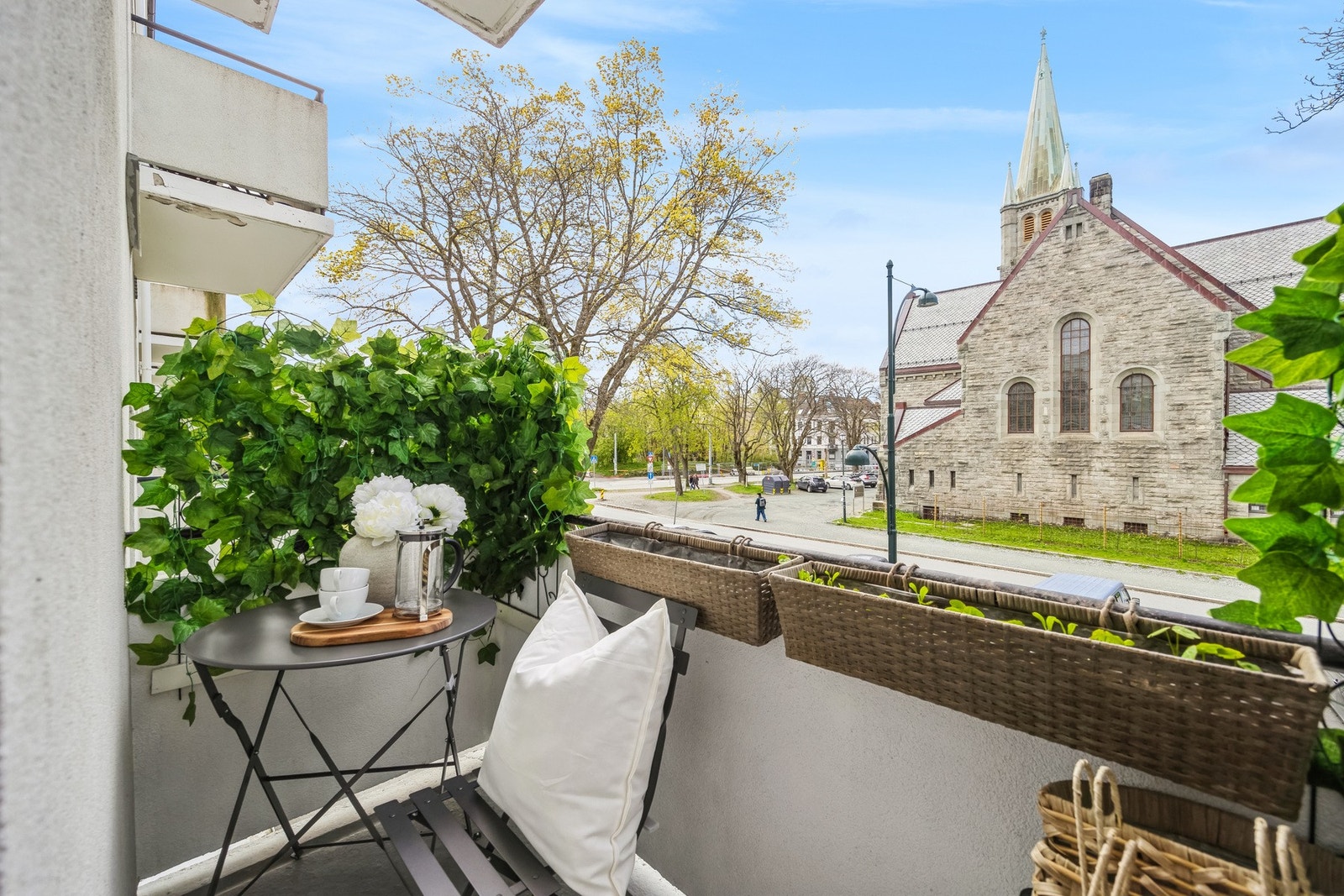 Velkommen til denne moderne og koselige selveieren i 2. etasje, med et oppusset kjøkken fra 2022. Her finner du en peis for koselige kvelder, en balkong med utsikt og hele tre praktiske boder for god oppbevaring. Galleribilde