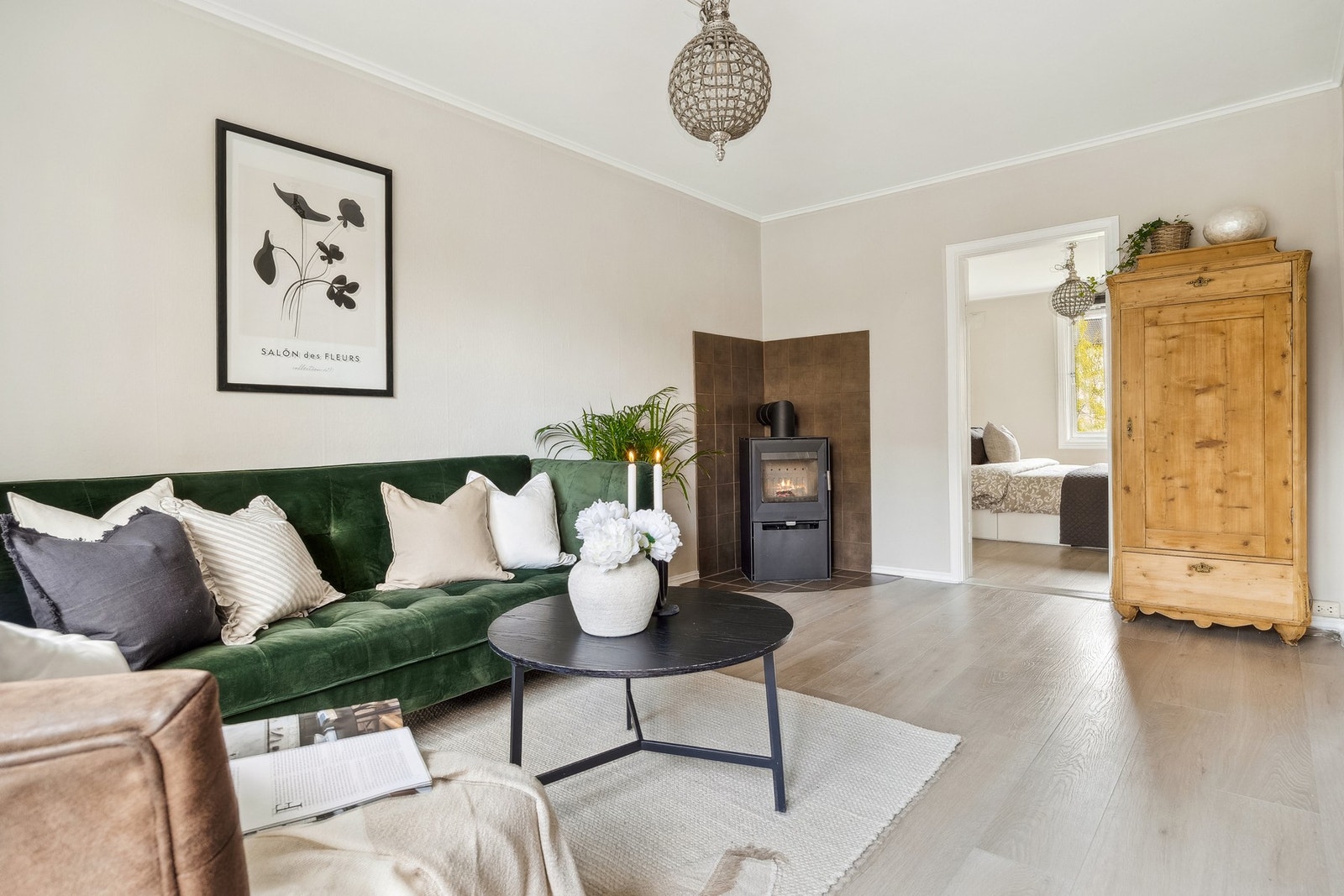 Leiligheten har elektrisk oppvarming og vedovn, som gir en behagelig komfort og skaper en koselig atmosfære. Galleribilde