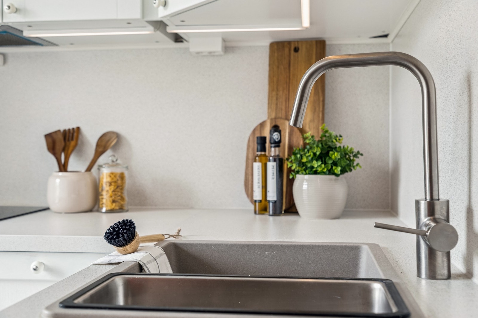 Rørleggerarbeid på kjøkken og bad (bytte av servant) er fagmessig utført av Trondheim VVS, med tilhørende bildedokumentasjon og garantibevis. Varmtvannsbereder på 107L (fra 2022) er plassert under kjøkkenbenk. Galleribilde