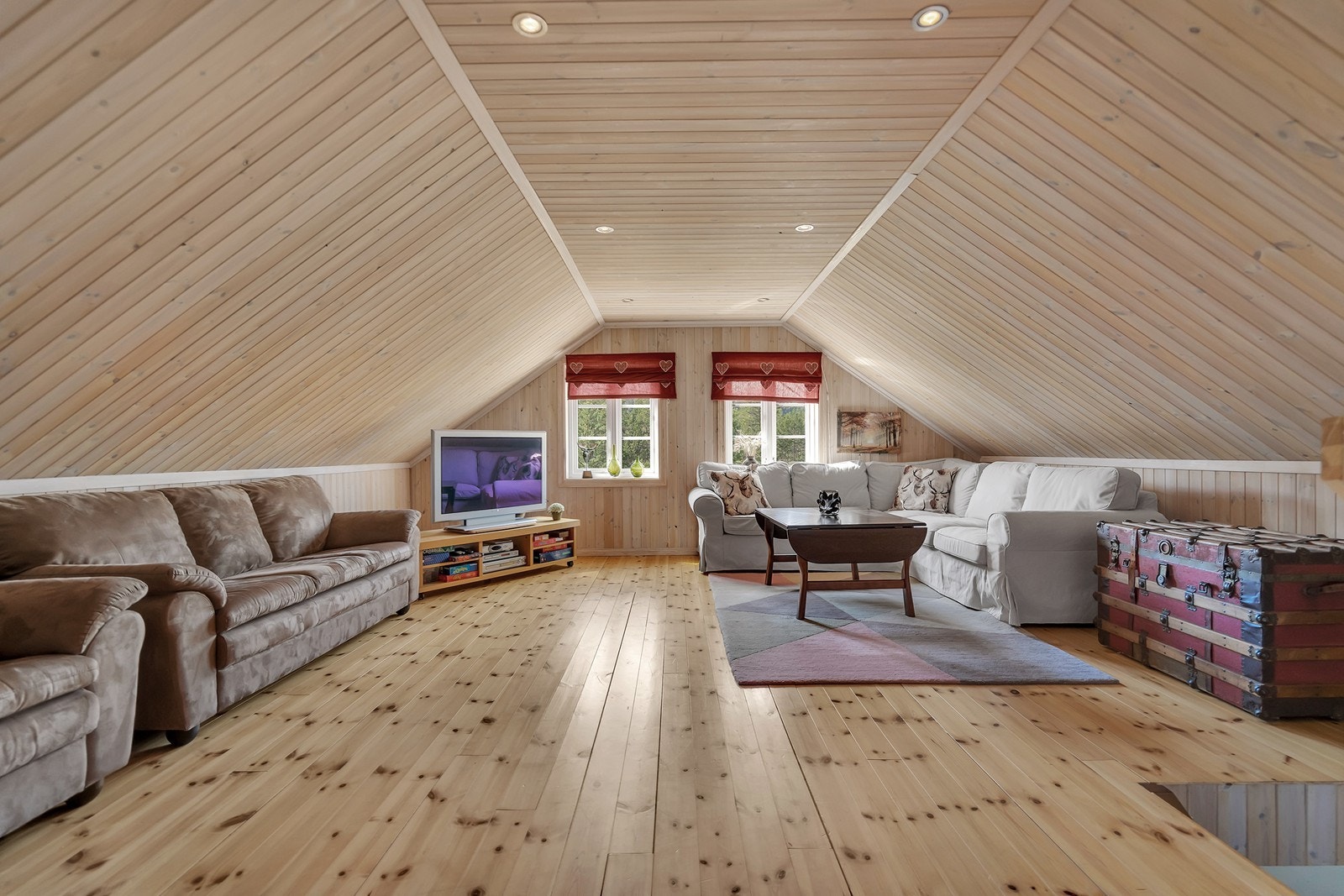 Romslig loftstue. Galleribilde