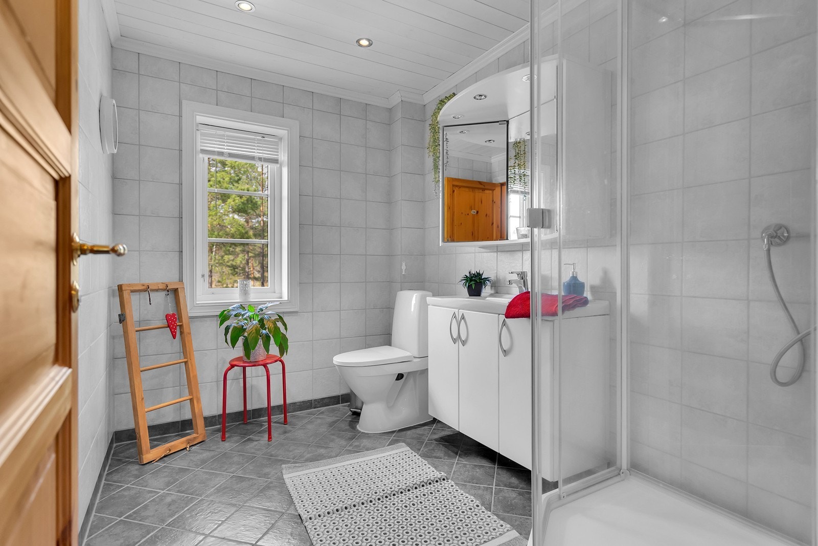 Romslig bad i første etasje. Galleribilde