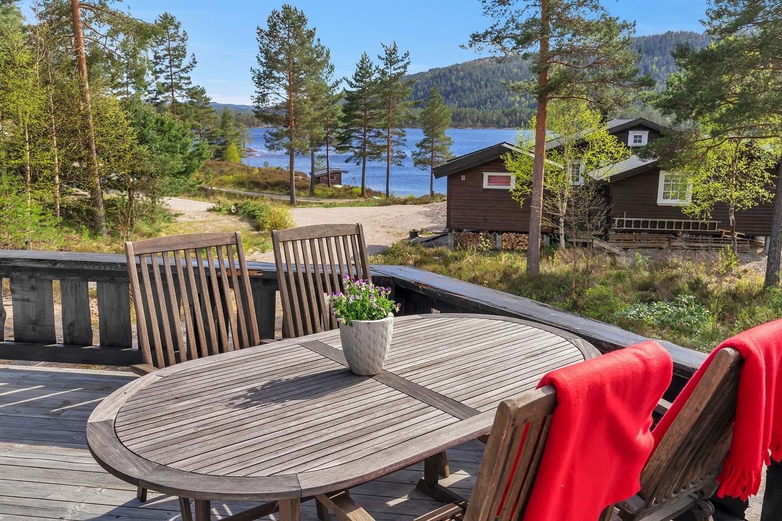 Verandaen har god plass til utemøbler. Galleribilde
