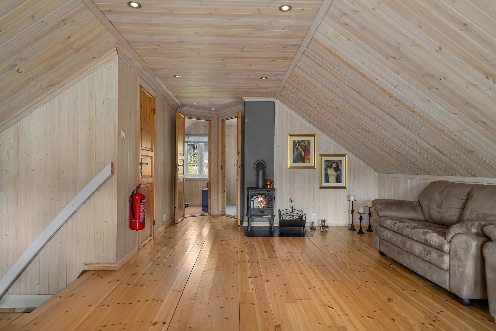 Fra loftstue er det inngang til to soverom. Galleribilde