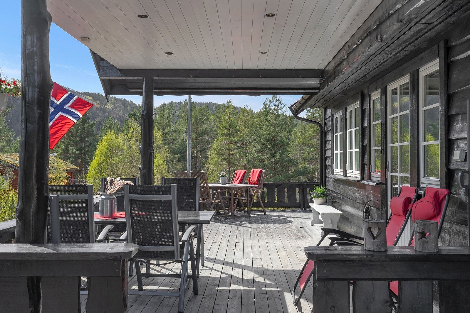 Overbygd veranda med spotter i tak som forlenger sommerkveldene. Galleribilde