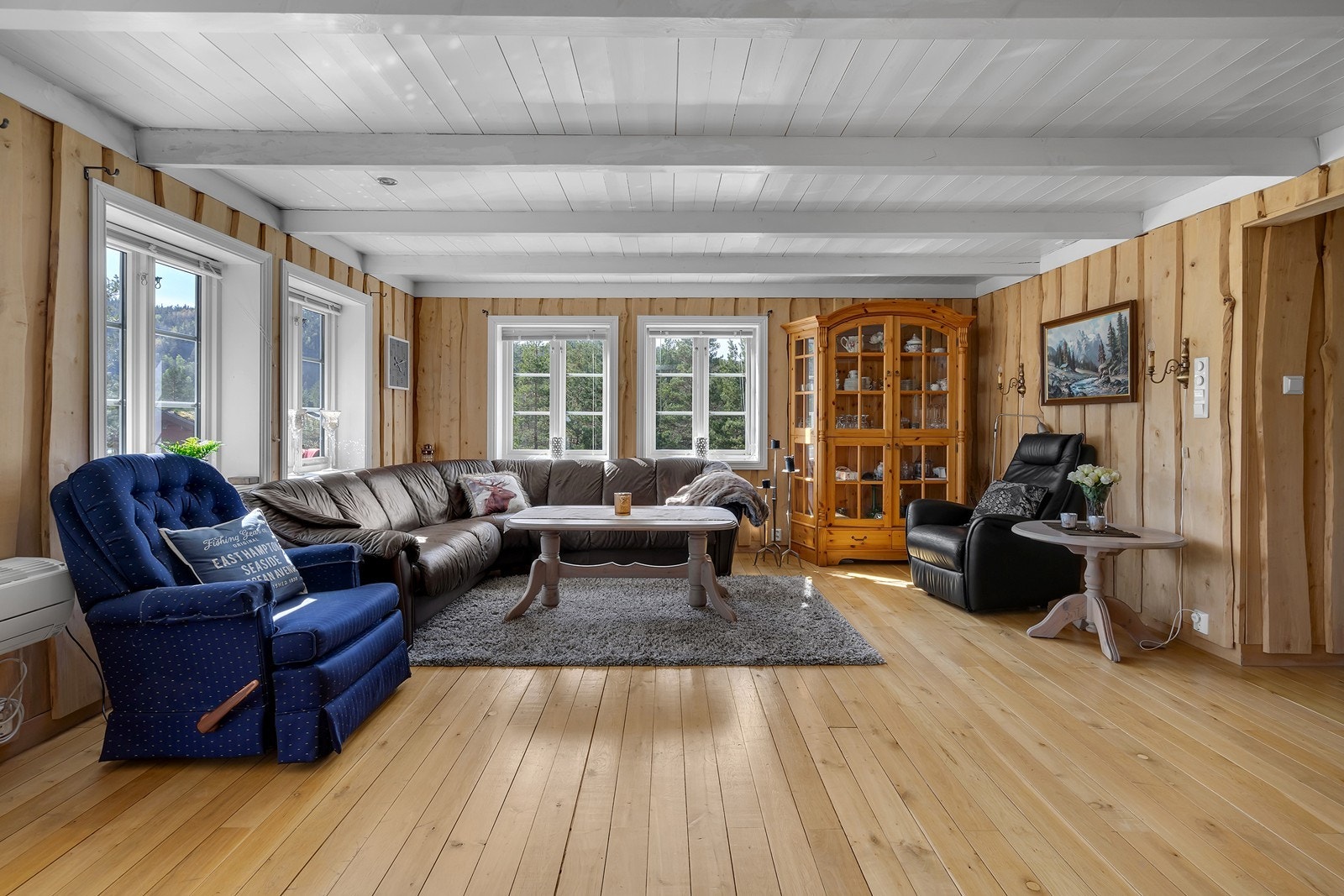 Stue med plass til sofakrok for hele familien. Galleribilde