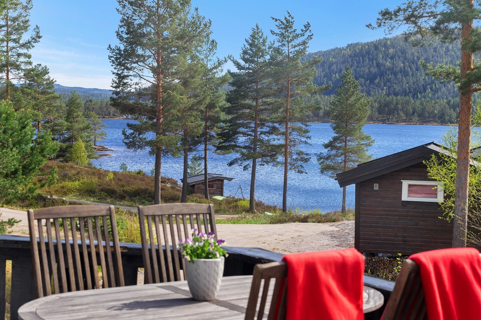 Hytta har flott utsikt mot Eptevann fra verandaen. Galleribilde