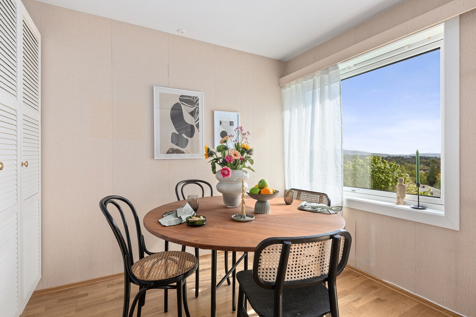 Det er god plass til spisebord her, men også i stuen Galleribilde