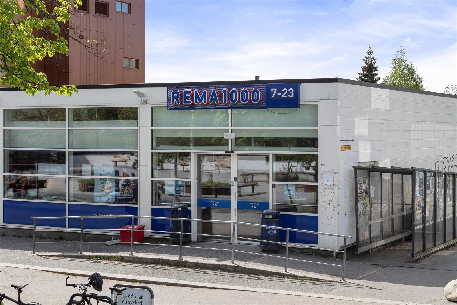 Leiligheten har en sentral beliggenhet med kort vei til dagligvarebutikker, kollektiv og hyggelige turområder Galleribilde
