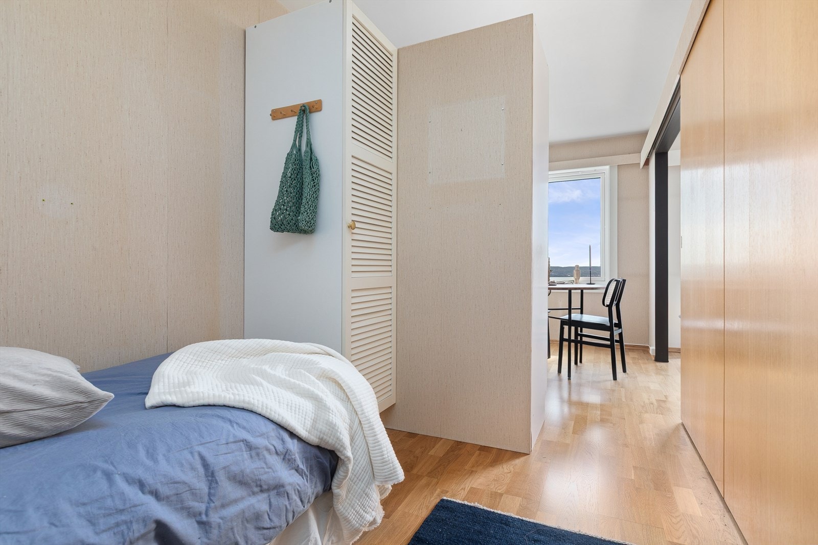 Selger har valgt å skille av deler av soverommet for plass til spisebord Galleribilde