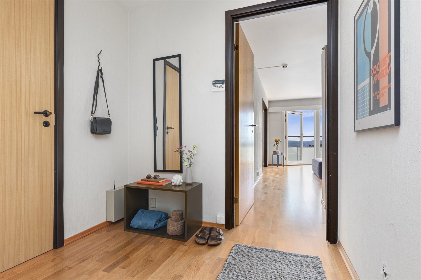 Entrè med plass til å henge fra seg yttertøy og sette fra seg sko Galleribilde